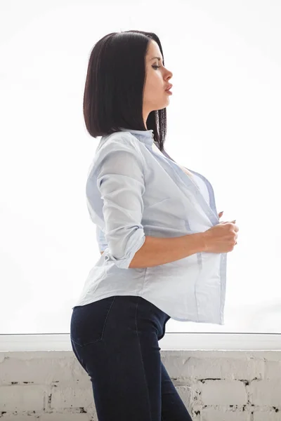 Estúdio Tiro Bela Mulher Morena Vestindo Jeans Escuros Camisa Branca — Fotografia de Stock