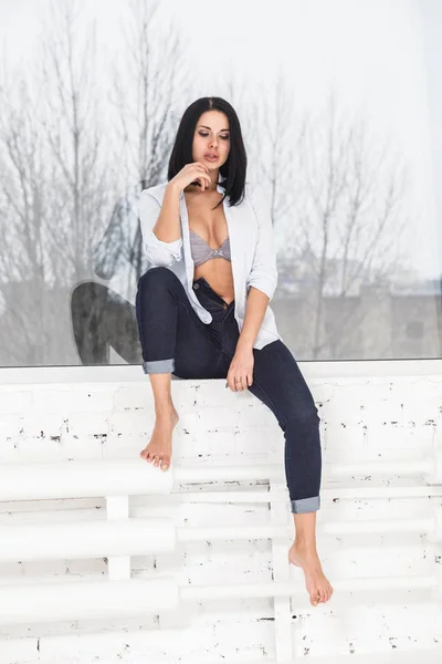 Studioaufnahme Der Schönen Brünetten Frau Dunklen Jeans Und Weißem Hemd — Stockfoto