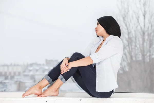 Estudio Foto Hermosa Mujer Morena Con Jeans Oscuros Camisa Blanca — Foto de Stock