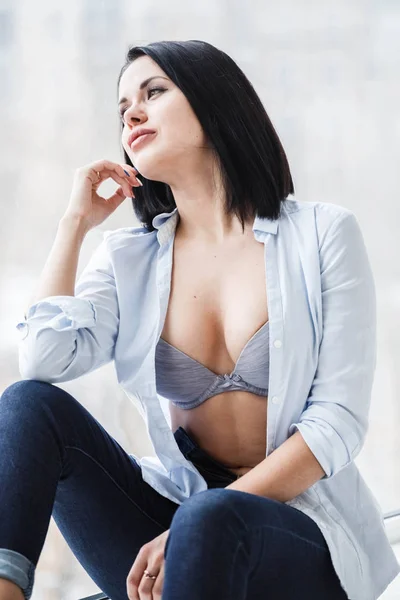 Estudio Foto Hermosa Mujer Morena Con Jeans Oscuros Camisa Blanca —  Fotos de Stock