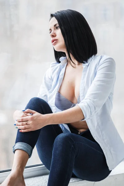 Estúdio Tiro Bela Mulher Morena Vestindo Jeans Escuros Camisa Branca — Fotografia de Stock