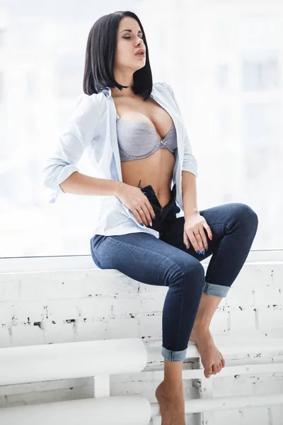 Estúdio Tiro Bela Mulher Morena Vestindo Jeans Escuros Camisa Branca — Fotografia de Stock