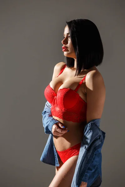 Seksi Kırmızı Çamaşırı Giyen Güzel Esmer Kadın Stüdyo Çekim Side — Stok fotoğraf