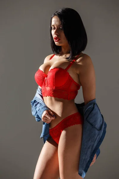 Студійний Знімок Красивої Брюнетки Сексуальній Червоній Білизні Молода Красуня Стоїть — стокове фото