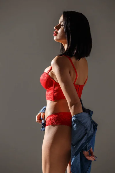 Estudio Foto Hermosa Mujer Morena Con Lencería Roja Sexy Mujer — Foto de Stock