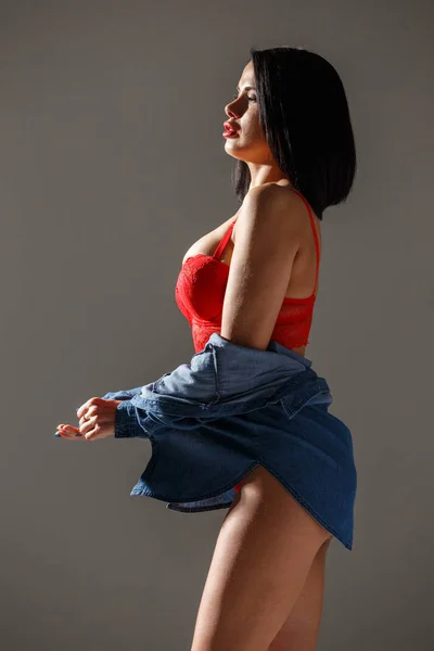 Seksi Kırmızı Çamaşırı Giyen Güzel Esmer Kadın Stüdyo Çekim Side — Stok fotoğraf