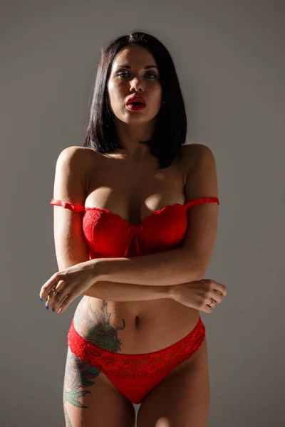Студійний Знімок Красивої Брюнетки Сексуальній Червоній Білизні Молода Красуня Татуюванням — стокове фото