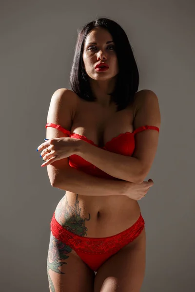 Studio Záběr Krásná Bruneta Žena Nosí Sexy Červené Spodní Prádlo — Stock fotografie