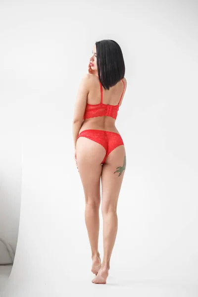 Studio Skott Vackra Brunett Kvinna Som Bär Sexiga Röda Underkläder — Stockfoto