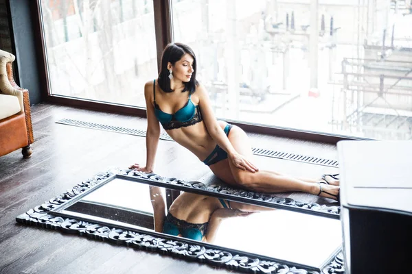 Seksi Çamaşırı Giyen Güzel Esmer Kadın Stüdyo Çekim Aynalar Daireler — Stok fotoğraf