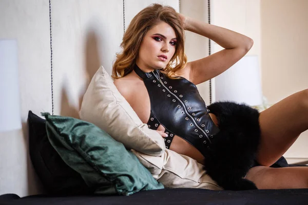 Studioporträt Eines Schönheitsmodells Schwarzer Lederwäsche Junge Sexuelle Frau Mit Stylischem — Stockfoto