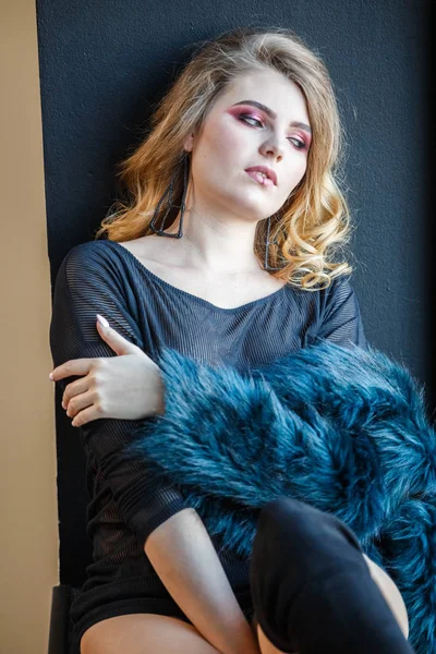 Estudio Modelo Belleza Con Blusa Negra Abrigo Azul Mujer Joven — Foto de Stock