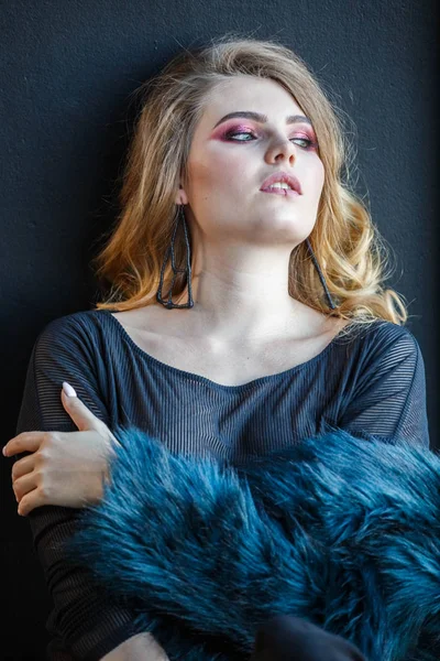 Estudio Modelo Belleza Con Blusa Negra Abrigo Azul Mujer Joven — Foto de Stock