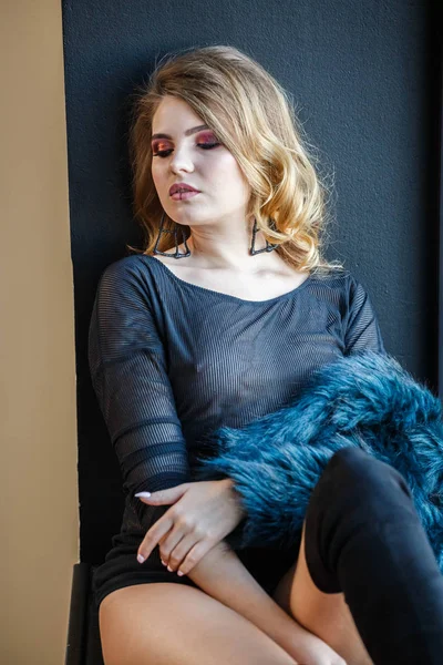 Студийный Снимок Модели Черной Блузке Синем Пальто Молодая Женщина Стильным — стоковое фото