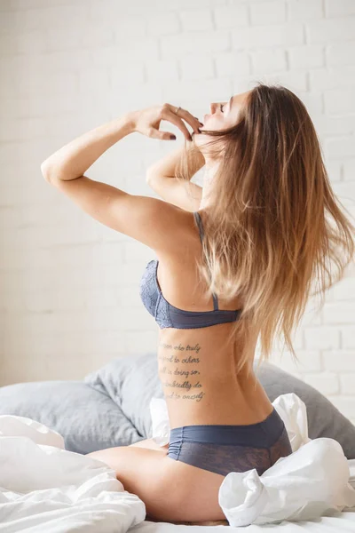 Mooie Brunette Vrouw Sexy Blauwe Ondergoed Poseren Lichte Slaapkamer — Stockfoto