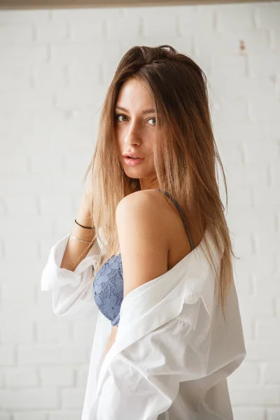 Studio Shot Van Schoonheid Vrouw Draagt Blauwe Lingerie Wit Overhemd — Stockfoto