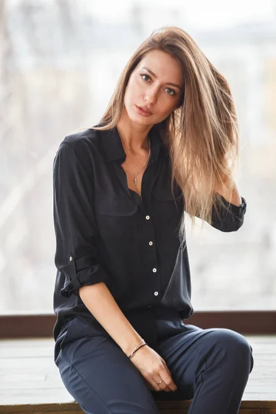 Studio Záběr Krásná Mladá Žena Nosí Černé Ležérní Oblečení Sedí — Stock fotografie