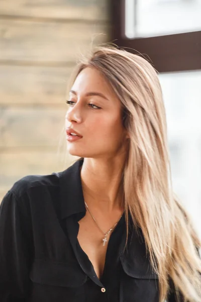 Studio Shot Van Mooie Jonge Vrouw Die Het Dragen Van — Stockfoto