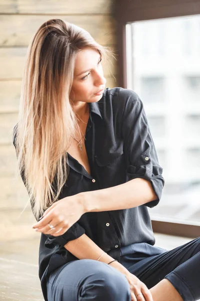 Estudio Foto Hermosa Mujer Joven Con Ropa Casual Negro Sentado —  Fotos de Stock