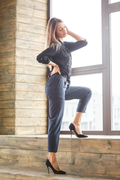 Estudio Foto Hermosa Mujer Joven Con Ropa Casual Negro Pie —  Fotos de Stock