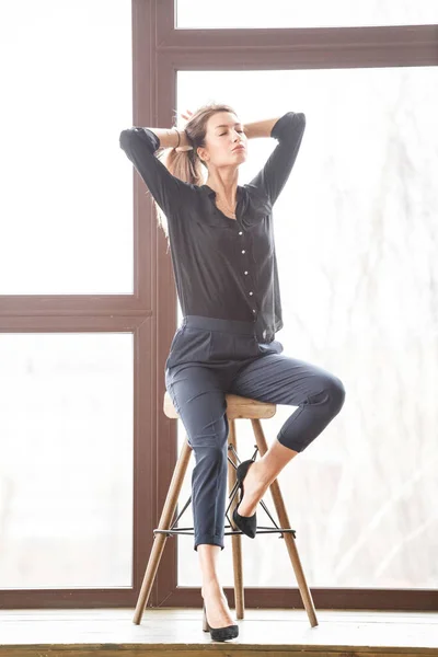 Estudio Foto Hermosa Mujer Joven Con Ropa Casual Negro Sentado —  Fotos de Stock