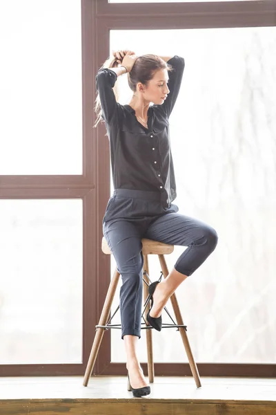 Estudio Foto Hermosa Mujer Joven Con Ropa Casual Negro Sentado —  Fotos de Stock
