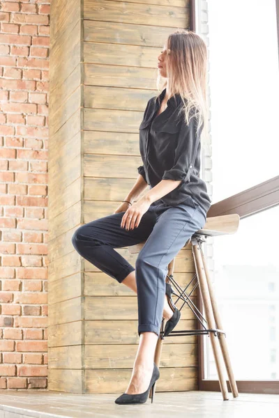 Estudio Foto Hermosa Mujer Joven Con Ropa Casual Negro Sentado —  Fotos de Stock