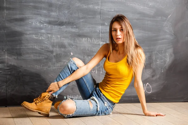 Mooie Jonge Vrouw Draagt Geel Shirt Blauwe Jeans Gele Laarzen — Stockfoto