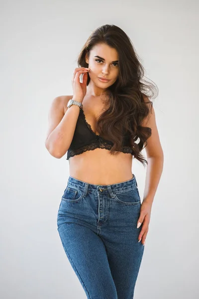 Estudio Retrato Hermosa Chica Morena Rizada Con Pantalones Vaqueros Azules —  Fotos de Stock