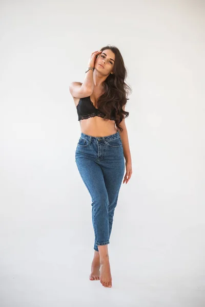 Estúdio Retrato Bela Menina Morena Encaracolado Vestindo Jeans Azul Roupa — Fotografia de Stock