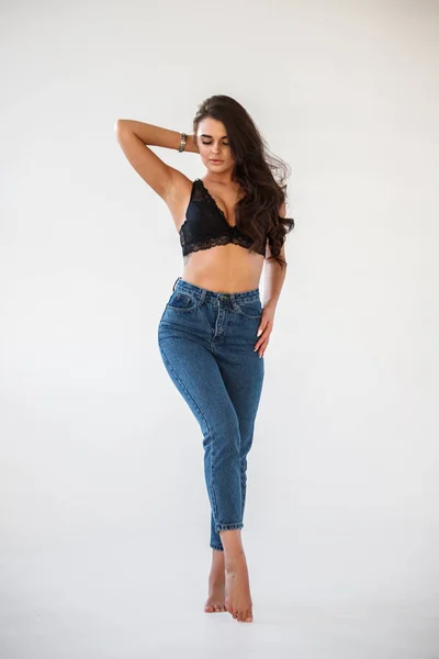 Estúdio Retrato Bela Menina Morena Encaracolado Vestindo Jeans Azul Roupa — Fotografia de Stock