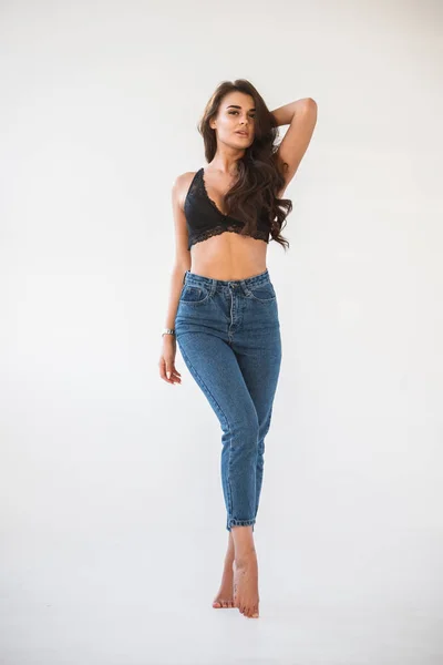 Estúdio Retrato Bela Menina Morena Encaracolado Vestindo Jeans Azul Roupa — Fotografia de Stock