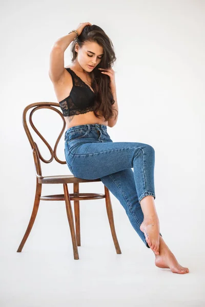 Estudio Retrato Hermosa Chica Morena Rizada Con Pantalones Vaqueros Azules —  Fotos de Stock