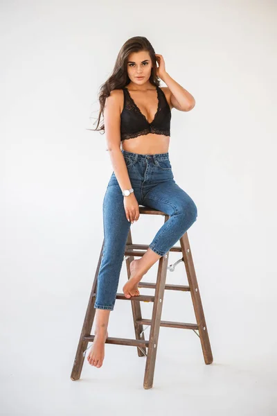 Studio Ritratto Bella Ragazza Bruna Riccia Che Indossa Jeans Blu — Foto Stock