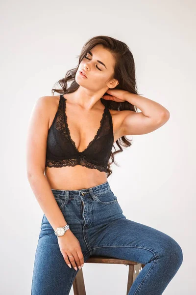 Retrato Estudio Una Hermosa Chica Morena Rizada Con Vaqueros Azules — Foto de Stock