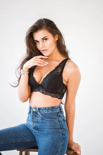 Studio Ritratto Bella Ragazza Bruna Riccia Che Indossa Jeans Blu — Foto Stock