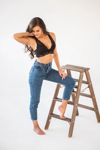 Studioporträt Der Schönen Lockigen Brünetten Die Blaue Jeans Und Sexuelle — Stockfoto