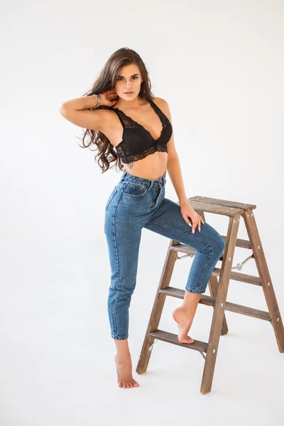 Retrato Estudio Una Hermosa Chica Morena Rizada Con Vaqueros Azules — Foto de Stock