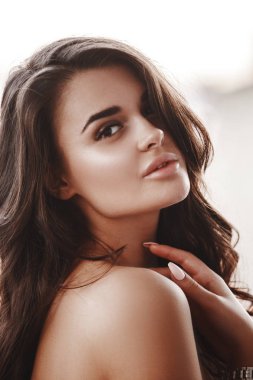 Mavi iç çamaşırı pencere stüdyoda yakın oturan genç seksi esmer kız closeup portresi 