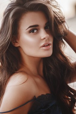 Mavi iç çamaşırı pencere stüdyoda yakın oturan genç seksi esmer kız closeup portresi 