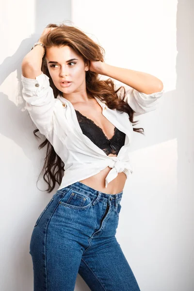 Estúdio Retrato Bela Menina Morena Encaracolada Vestindo Jeans Azuis Camisa — Fotografia de Stock