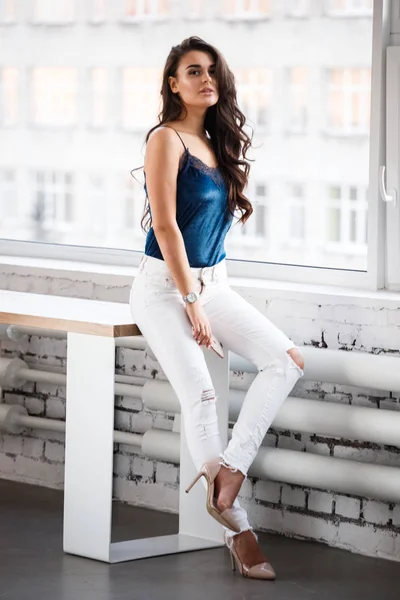 Retrato Una Joven Morena Sexy Lencería Azul Pantalones Blancos Sentados — Foto de Stock