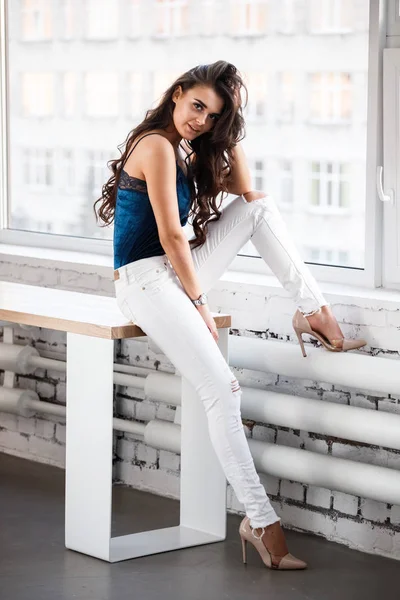 Portrét Mladé Sexy Brunetka Prádle Modré Bílé Kalhoty Sedí Stole — Stock fotografie