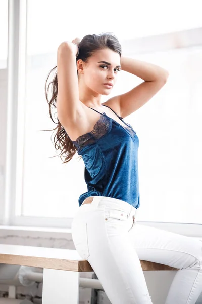 Retrato Una Joven Morena Sexy Lencería Azul Pantalones Blancos Sentados —  Fotos de Stock