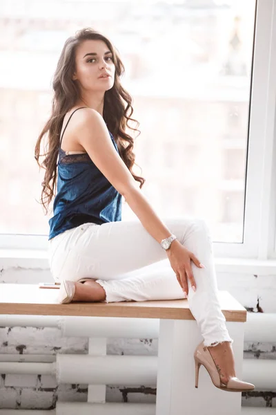 Portret Seksowny Brunetka Dziewczyna Bielizna Niebieskie Białe Spodnie Siedzi Stole — Zdjęcie stockowe