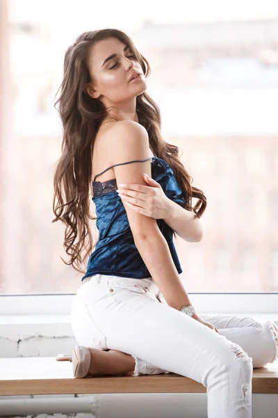 Retrato Una Joven Morena Sexy Lencería Azul Pantalones Blancos Sentados — Foto de Stock