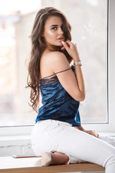 Retrato Jovem Morena Sexy Lingerie Azul Calças Brancas Sentadas Mesa — Fotografia de Stock