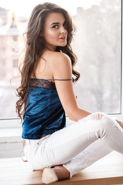 Retrato Una Joven Morena Sexy Lencería Azul Pantalones Blancos Sentados — Foto de Stock
