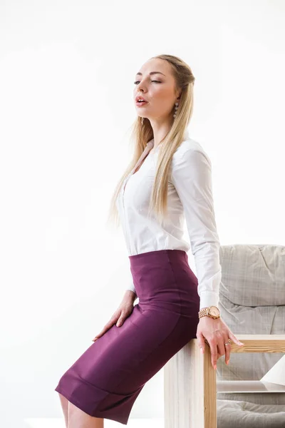 Retrato Chica Rubia Sexy Con Falda Púrpura Camisa Blanca Sentada —  Fotos de Stock