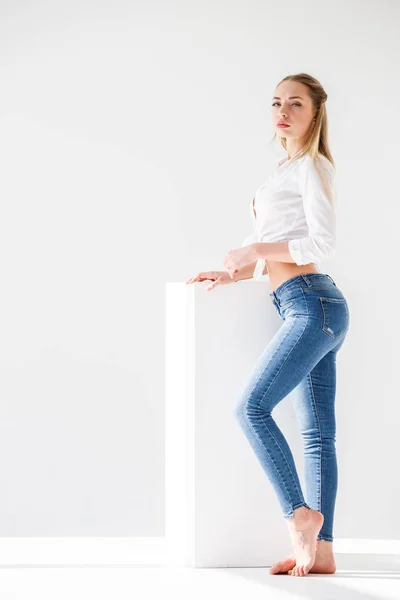 Retrato Chica Rubia Sexy Con Pantalones Vaqueros Azules Camisa Blanca —  Fotos de Stock